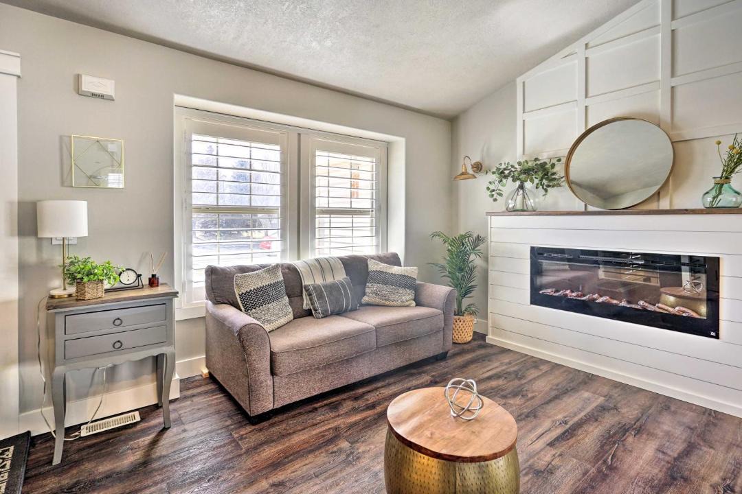 Photo of Livingroom in Woods Cross