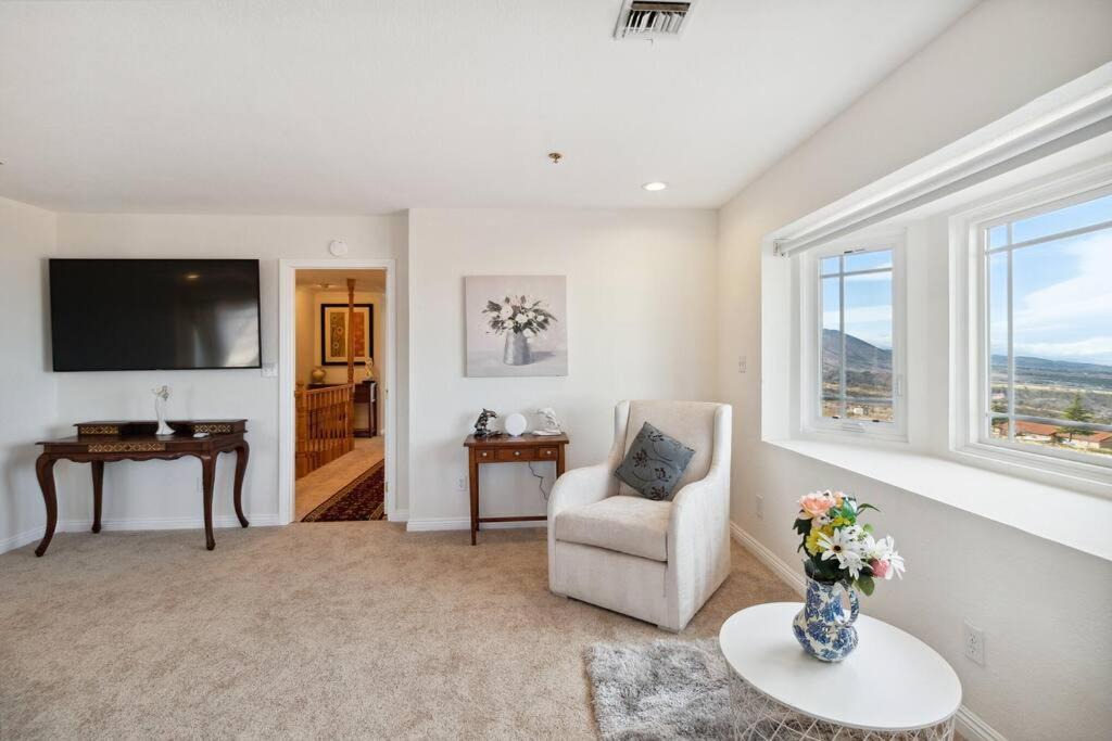 Photo of Livingroom in Pearblossom