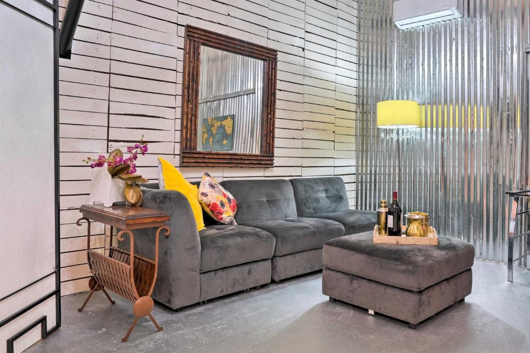 Photo of Livingroom in Western Division