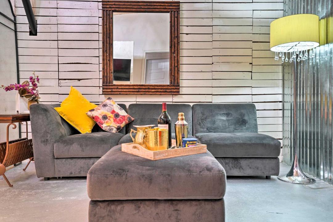 Photo of Livingroom in Western Division