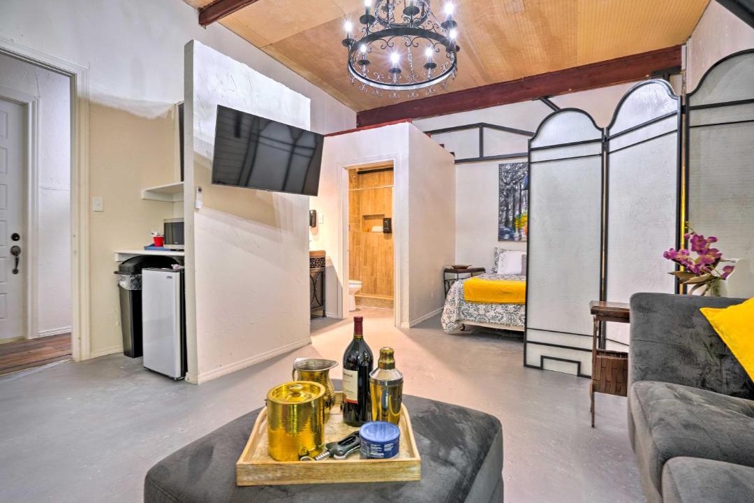 Photo of Livingroom in Western Division