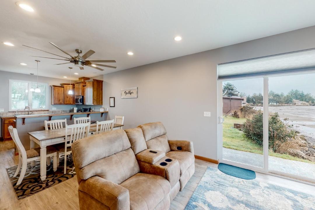 Photo of Livingroom in Coos Bay