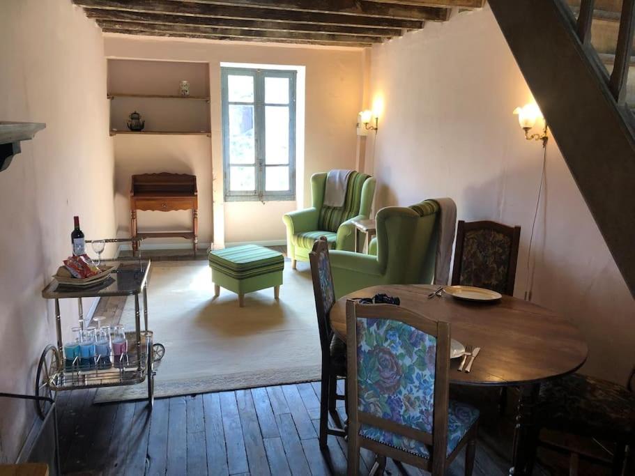 Photo of Livingroom in Azat-Chatenet