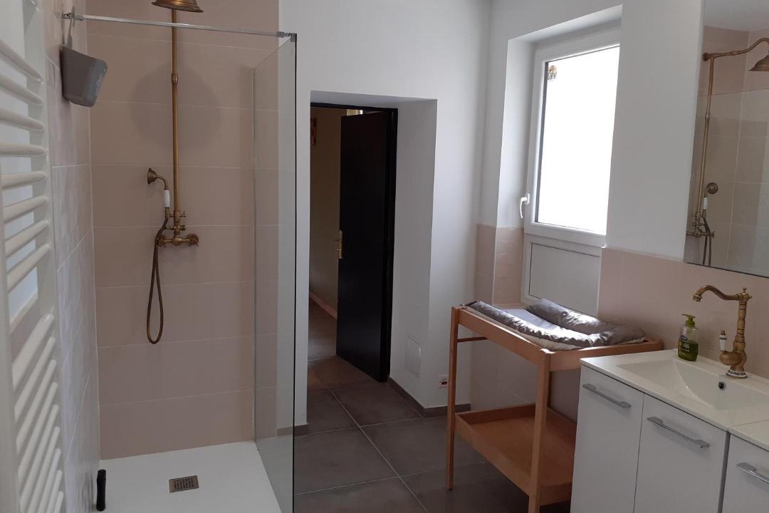 Photo of Bathroom in Saint-Pourcain-sur-Besbre