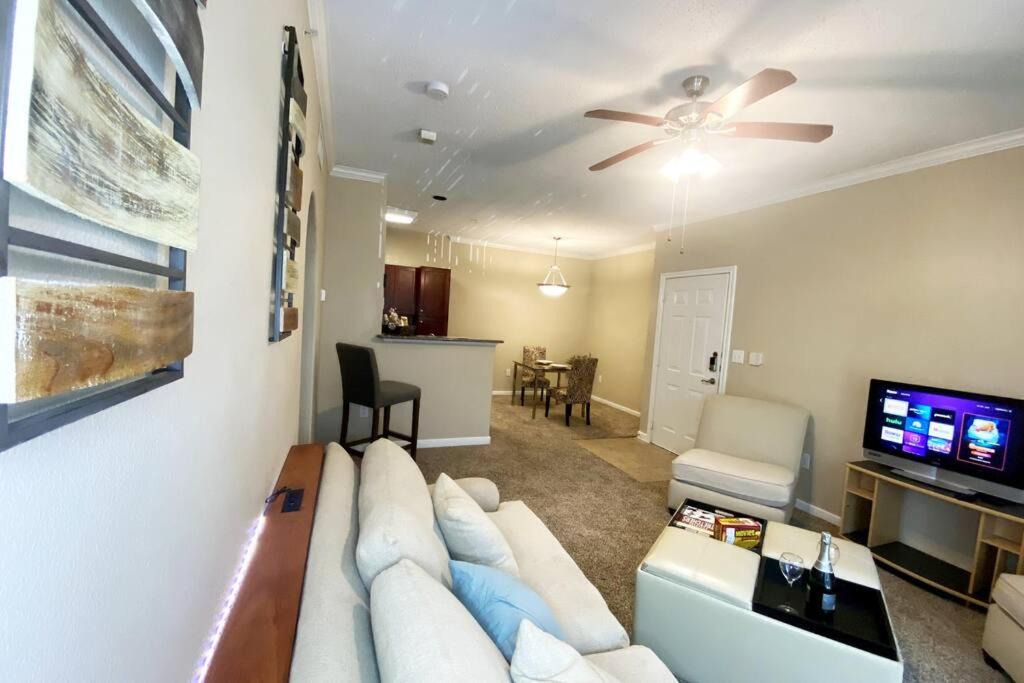 Photo of Livingroom in Astrodome