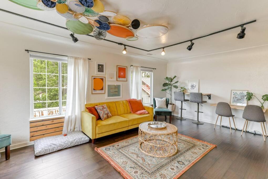 Photo of Livingroom in Downtown
