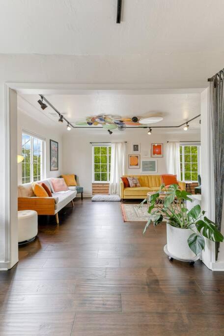 Photo of Livingroom in Downtown