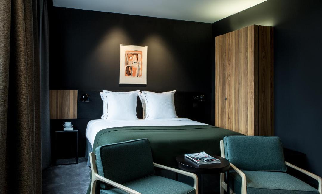 Photo of Bedroom in Lens