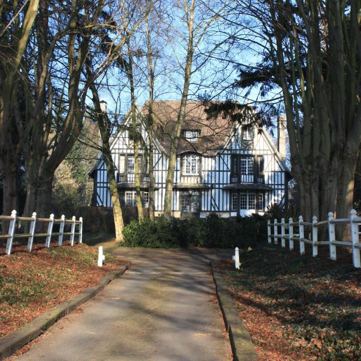 Photo of Others in Surville