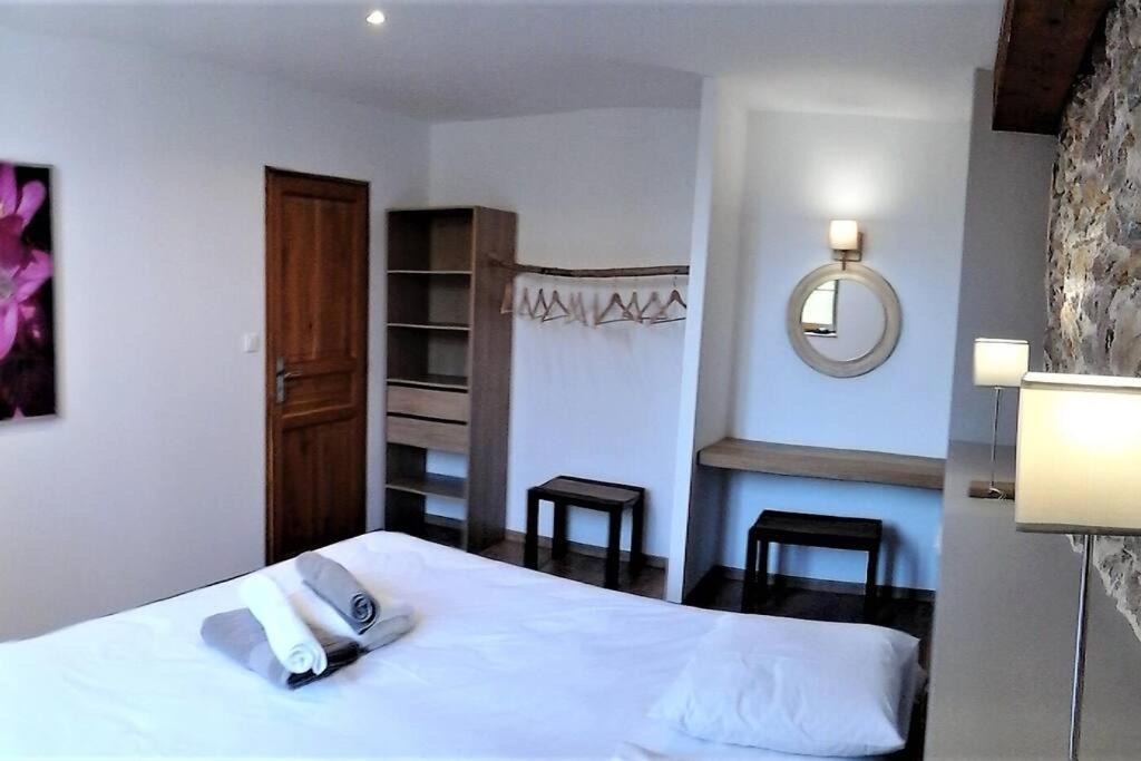 Photo of Bedroom in Le Somail