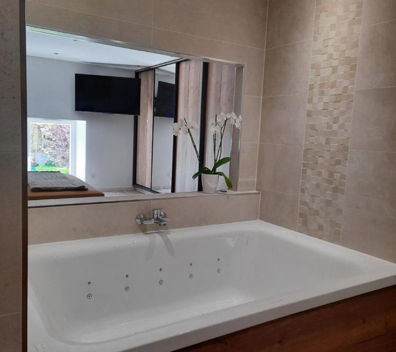 Photo of Others in Lonny