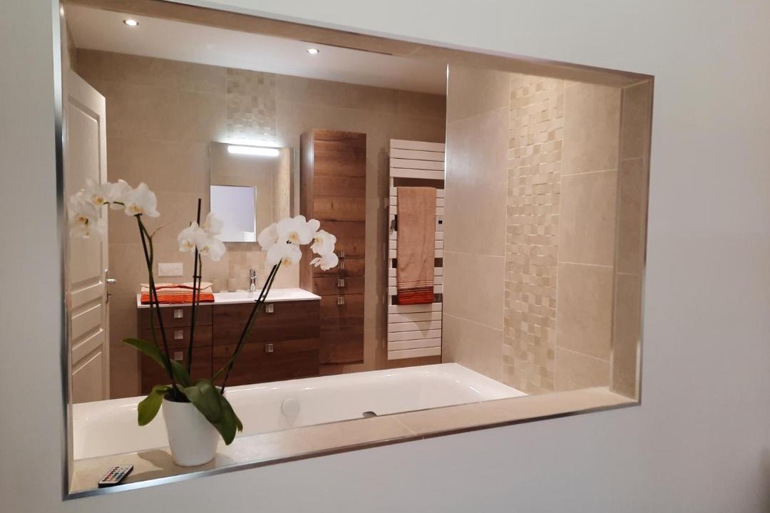 Photo of Others in Lonny