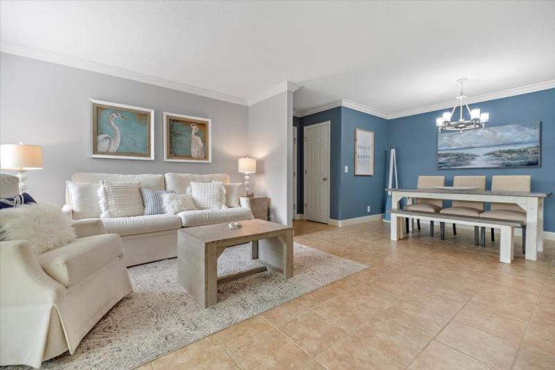 Photo of Livingroom in Saint Simons Heights