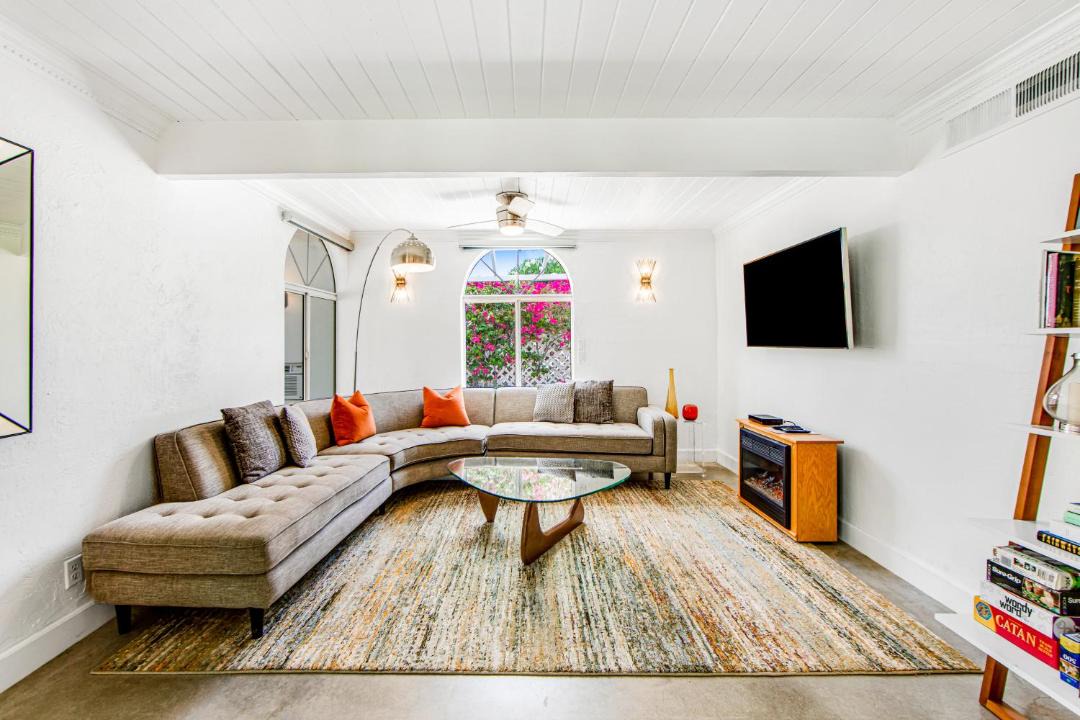 Photo of Livingroom in Racquet Club Estates