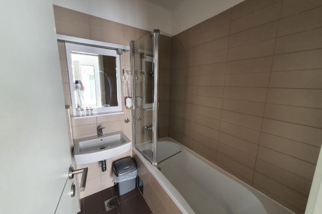 Photo of Bathroom in Petrcane