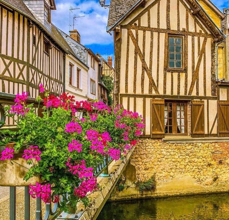 Photo of Others in Bernay