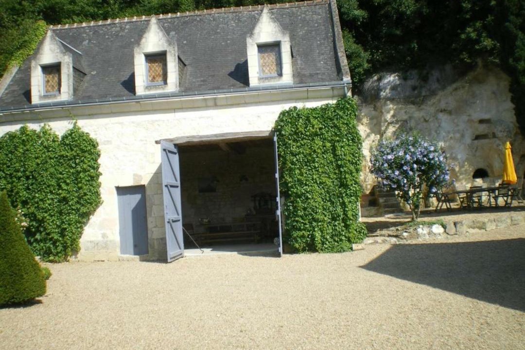 Photo of Buildings in Cravant-les-Coteaux