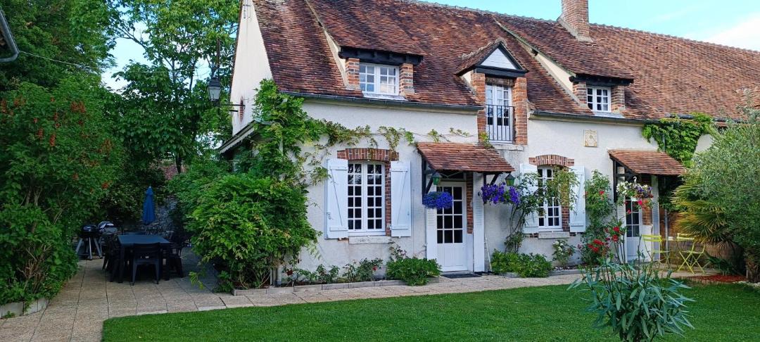 Photo of Buildings in Montcresson