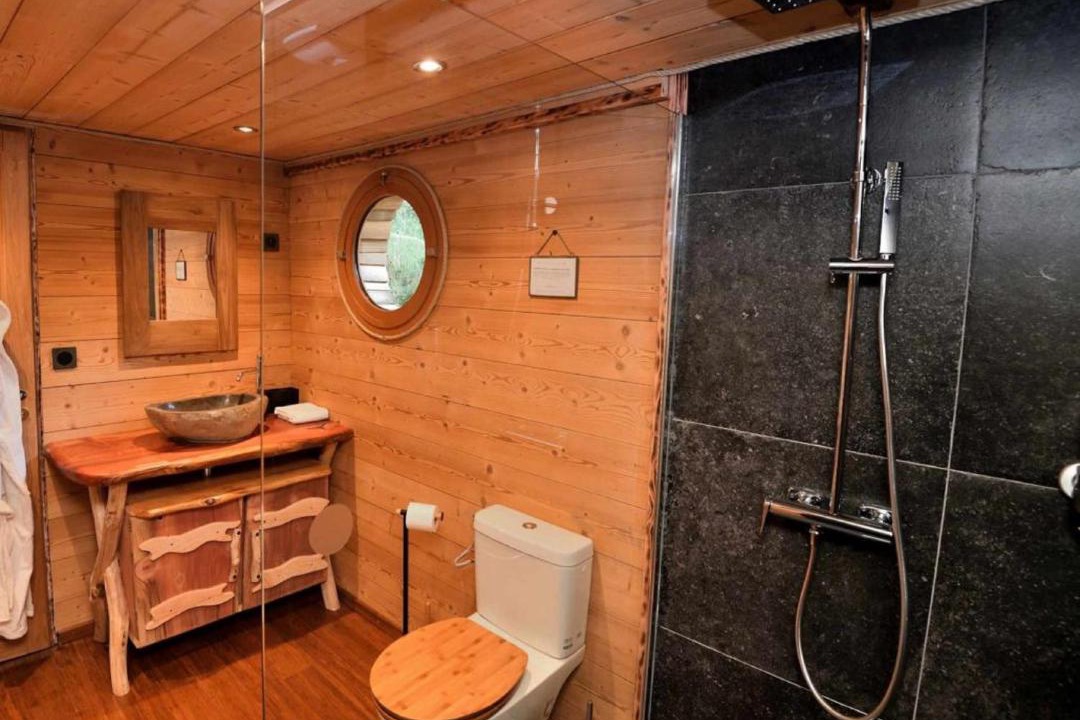 Photo of Bathroom in La Tour-dʼAuvergne