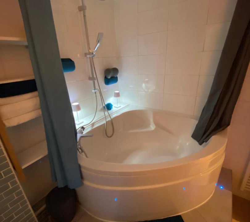 Photo of Bathroom in Quartier de la Plaine-de-Monceaux