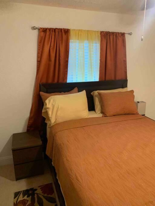 Photo of Bedroom in Oakland Park