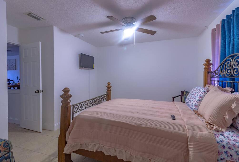 Photo of Bedroom in Oakland Park