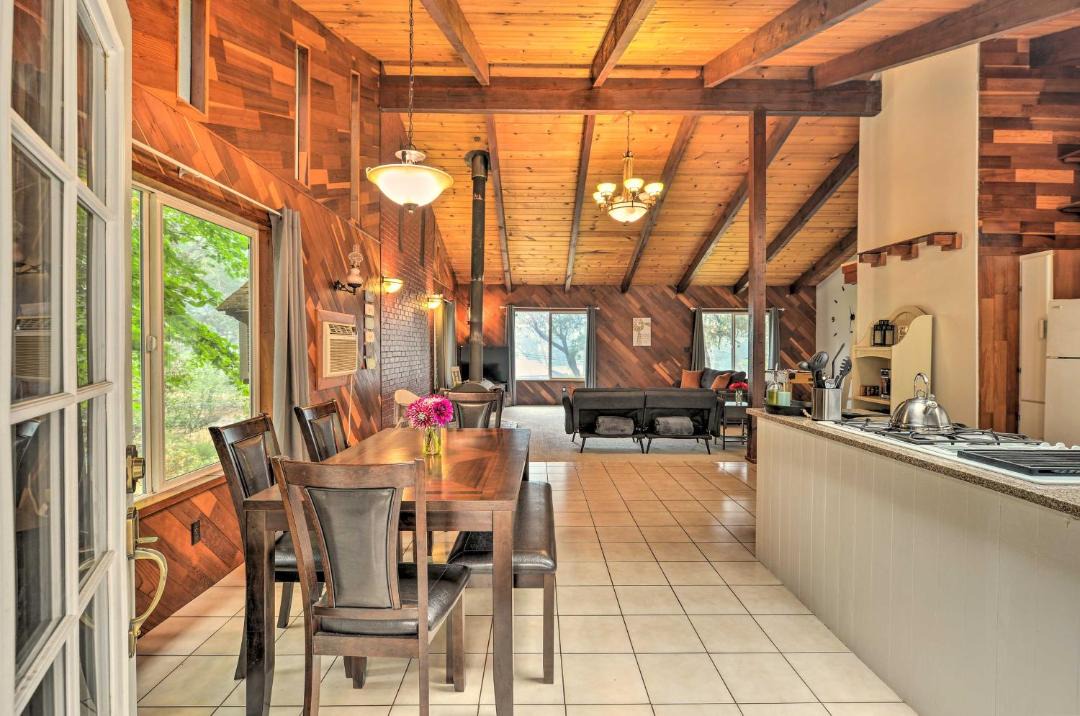 Photo of Livingroom in Salyer