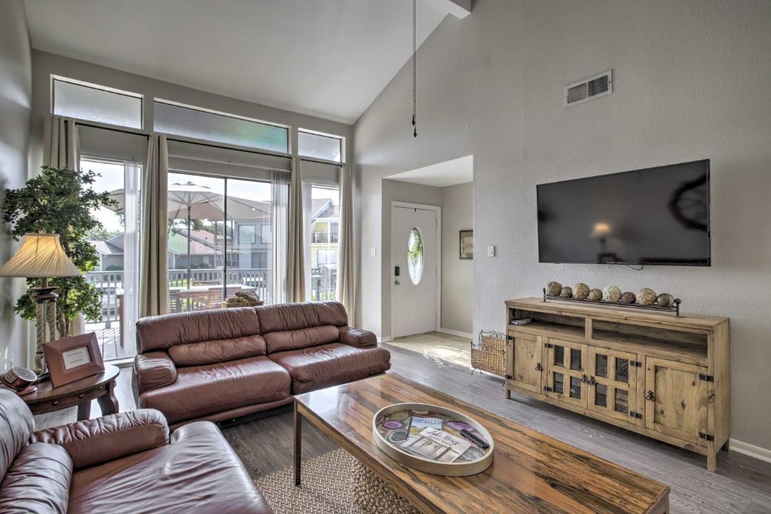 Photo of Livingroom in April Sound