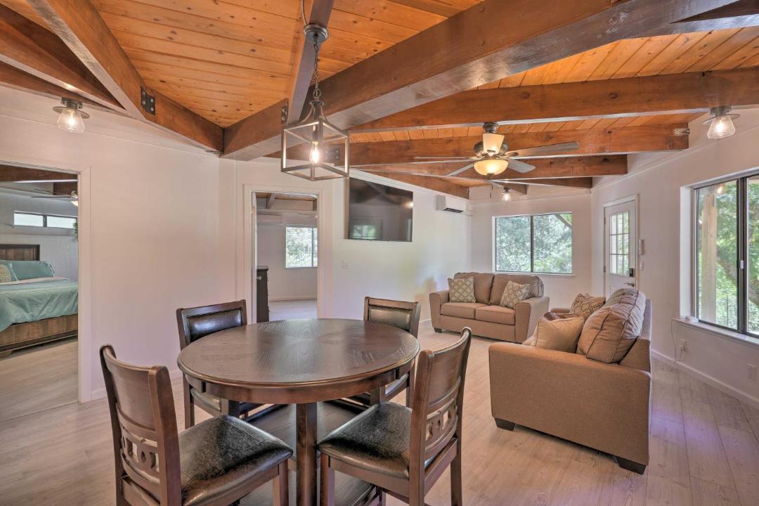 Photo of Livingroom in Apple Hill