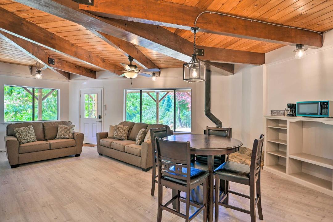Photo of Livingroom in Apple Hill