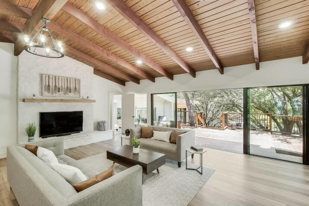 Photo of Livingroom in Lago Vista