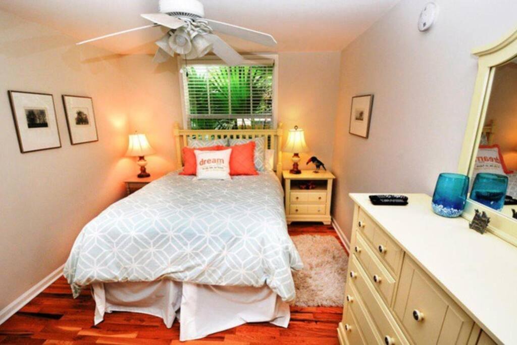 Photo of Bedroom in Flamingo Parks