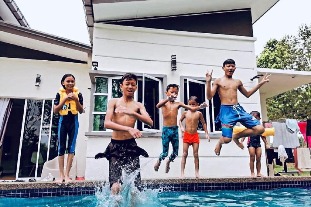 Photo of Human In Picture in Mantin