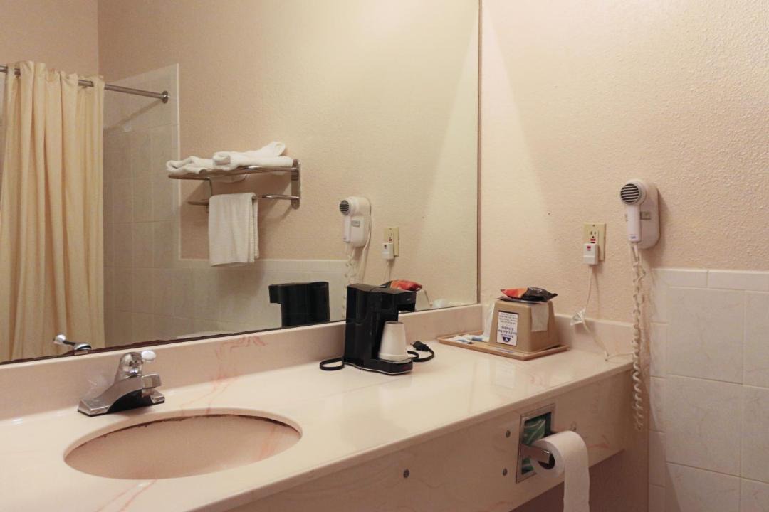 Photo of Bathroom in FM 1960