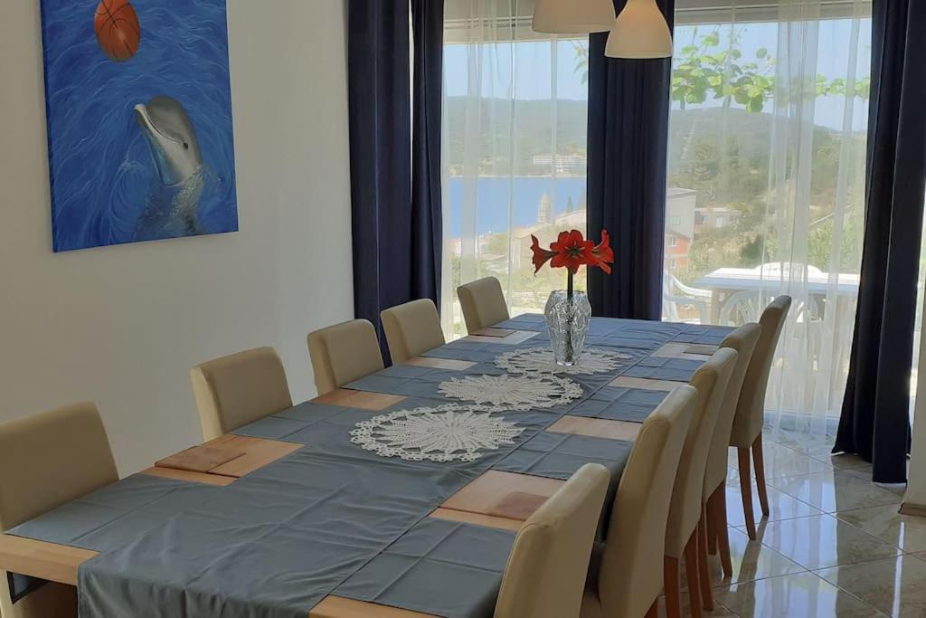 Photo of Others in Vis