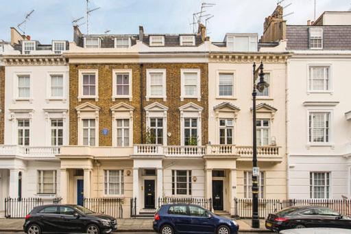 Photo of Buildings in Warwick