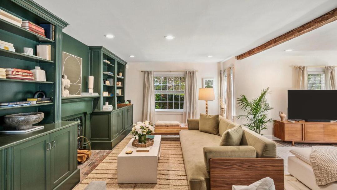 Photo of Livingroom in Village of Southampton