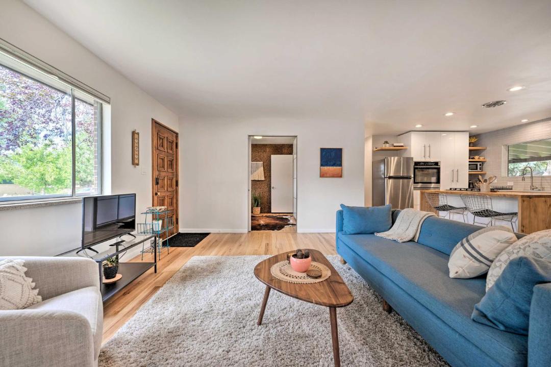 Photo of Livingroom in Baseline Sub