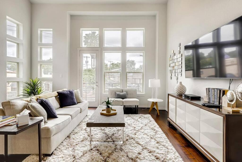 Photo of Livingroom in Tobin Hill