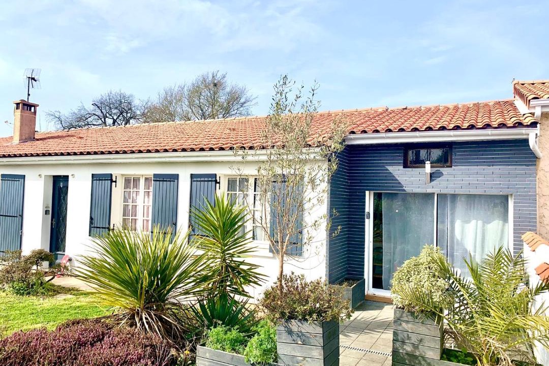 Photo of Buildings in Tresses