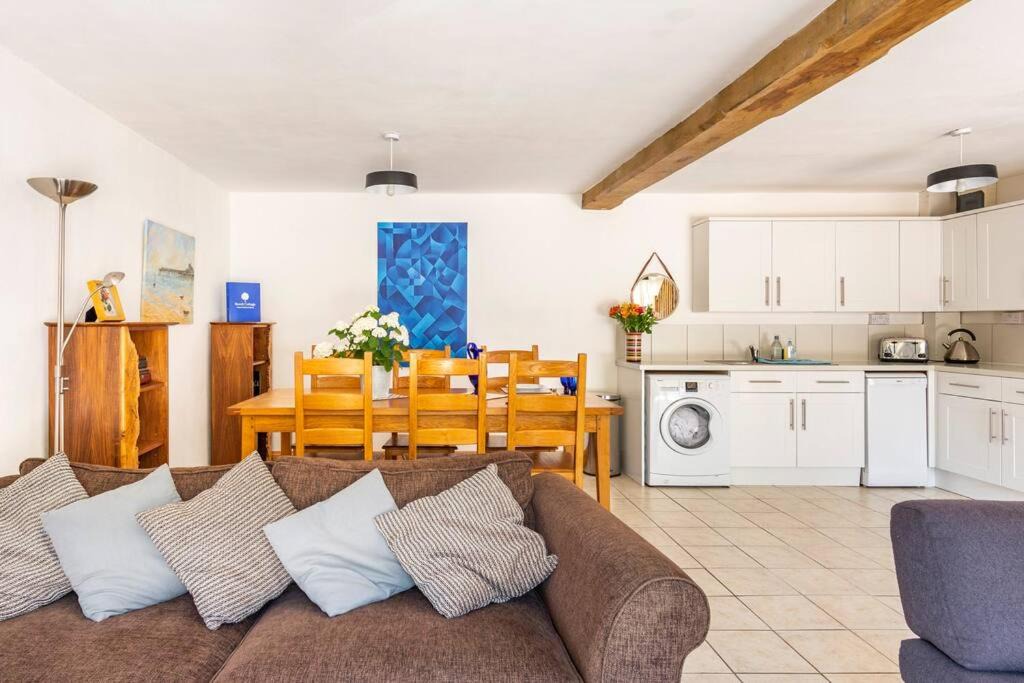 Photo of Livingroom in Kemeys Commander