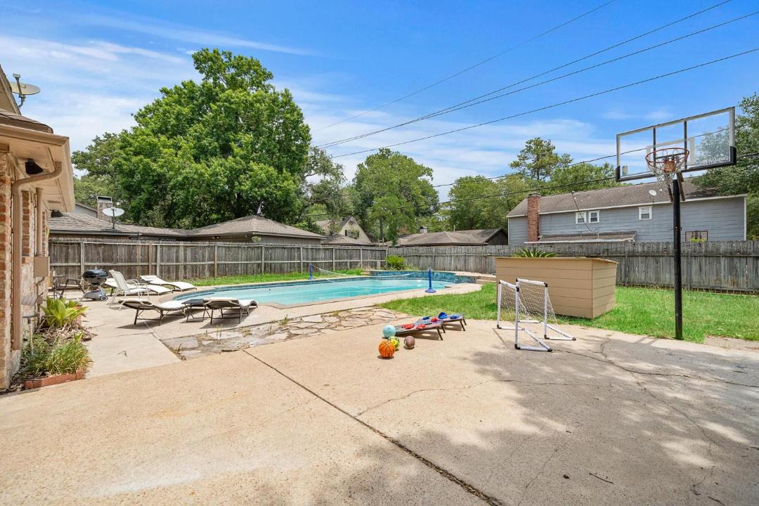 Photo of Outdoor in FM 1960