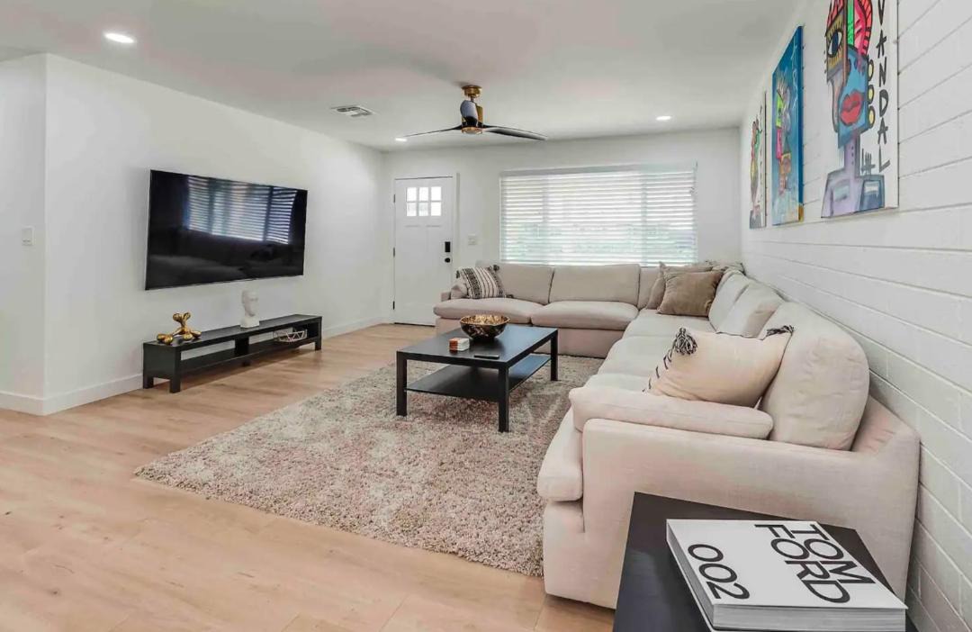 Photo of Livingroom in Melrose Village