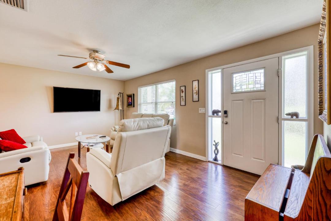Photo of Livingroom in Lake Shore Estates