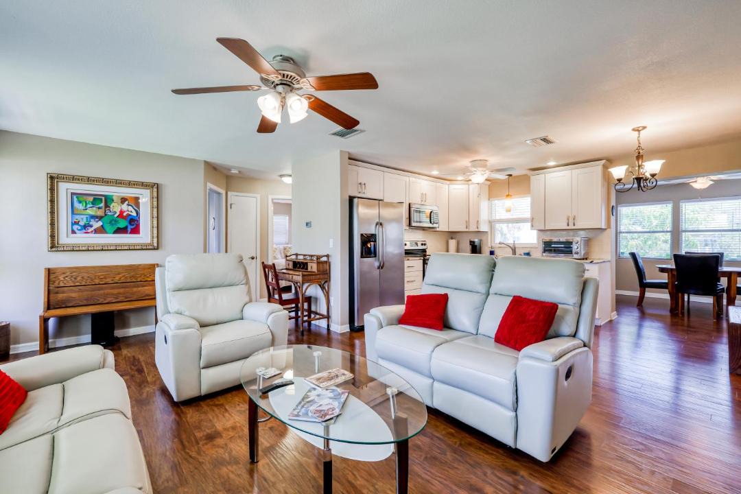 Photo of Livingroom in Lake Shore Estates