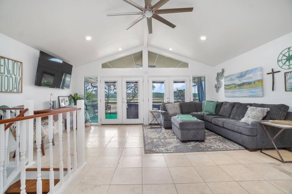 Photo of Livingroom in Lakehills