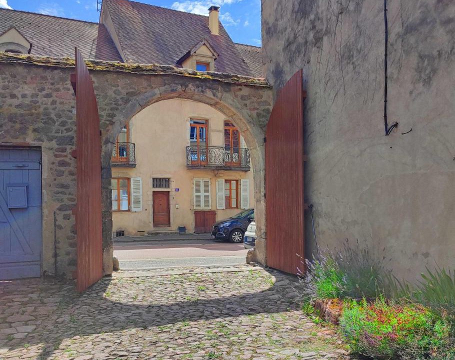 Photo of Buildings in Saulieu