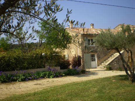 Photo of Buildings in Entrecasteaux