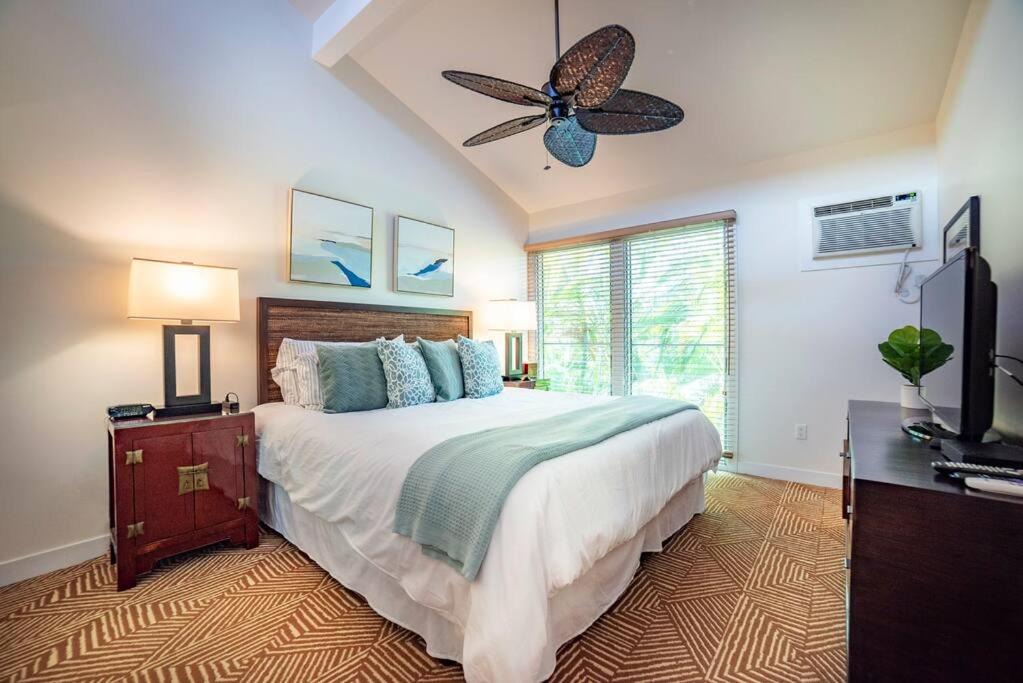 Photo of Bedroom in Historic Lahaina Front Street