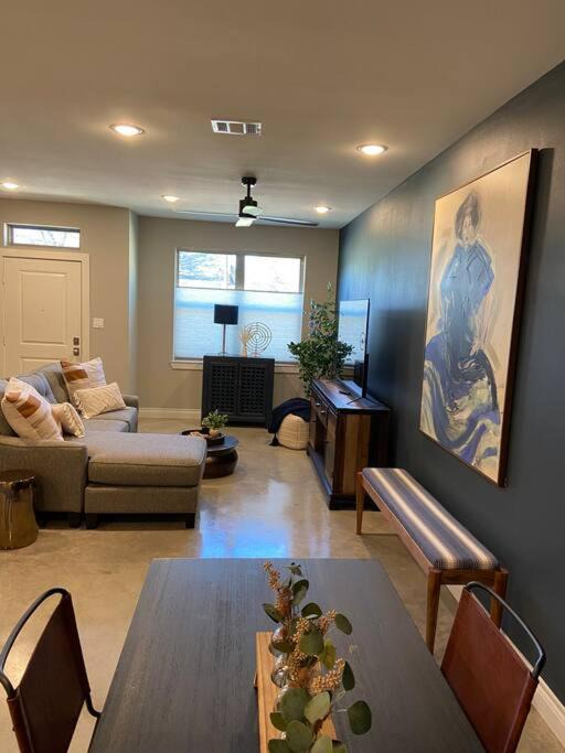 Photo of Livingroom in Downtown